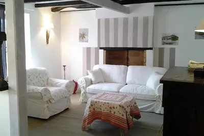 Image de Maison pittoresque dans petite rue au calme sous les rochers.