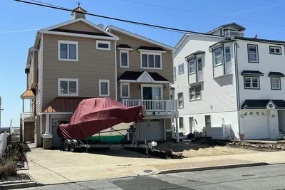 Image de This lovely 3 bedroom 2 and a half bath home is located directly on the bay in Sea Isle City