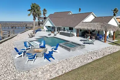 Image de Amazing Pool, Hottub, Pier, Palaypa, Fire pit and Bbq Area!