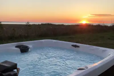 Image de Grand Bend Lake Front House with lake access and hot tub. Pet frinedly