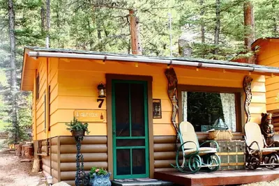 Image de Charming Antique Cabin - Queen Bed, Vintage Decor, Scenic Deck
