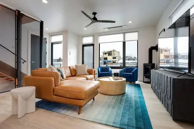 Image de Us1213 | Modern | Roof Top Hot Tub + On Demand Winter Shuttle