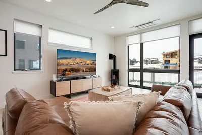 Image de Urban Street Adjoining Duplex | A/C | Winter Shuttle | Rooftop Hot Tubs