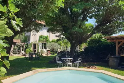 Image de Demeure de caractère au cœur du bourg avec jardin paysagé, bassin et fontaine.