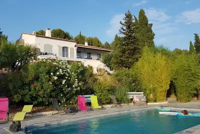 Image de A 10 mn des plages, grande maison avec piscine, sauna, jacuzzi, court de tennis
