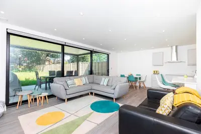 Image de Bournecoast: Modern townhouse near shops and beaches with parking - Wifi -Hb8467