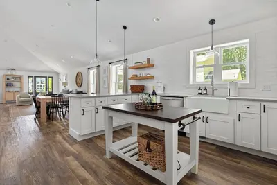 Image de Juniper Presents: A Classy Cottage w/ Hot Tub, Deck, Fire Pit, near Beach