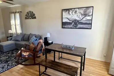 Image de Cozy modern small town apartment pet and child friendly large parking