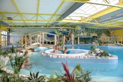 Image de ZEcamping 5 étoiles animé espace aquatique sauna jacuzzi locatif Tv 32m2