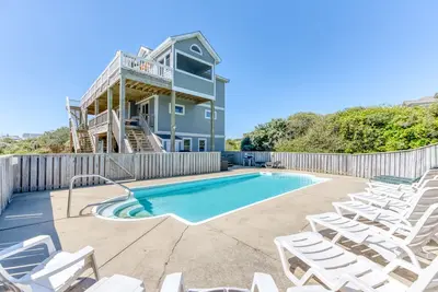 Gorgeous Corolla vacation home, directly across from the beach access!
