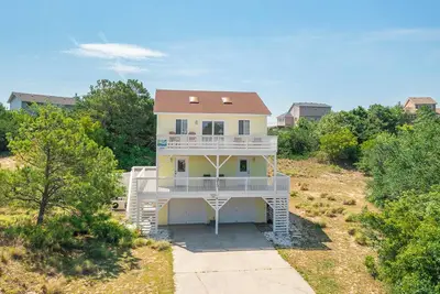 Image de Soak up the sun on the top-level sun deck of this Kitty Hawk vacation rental