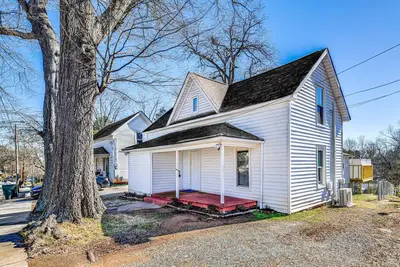 Image de Pet-Friendly North Carolina Abode - Deck & Hot Tub