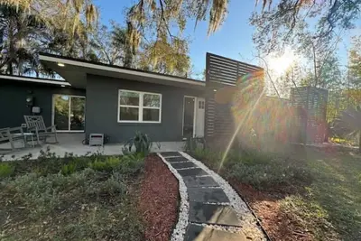 Image de A beautiful lakeside retreat for the whole family, even your pets! \n