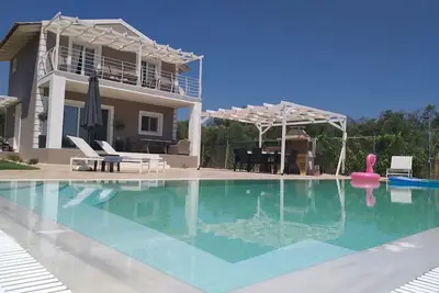 Lovely 3 bedroom villa, with private pool, Bbq, , few minutes away from the beach