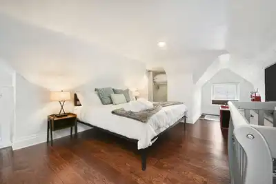Image de Child Friendly, Parking, King Bed, 15 min to Downtown