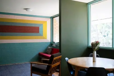 Image de New to Vrbo: Sun-filled Apt | 2 mins to Legacy Park!