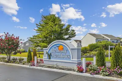 Image de Townhome with community pool, tennis court, and only 2 miles from Bethany Beach!