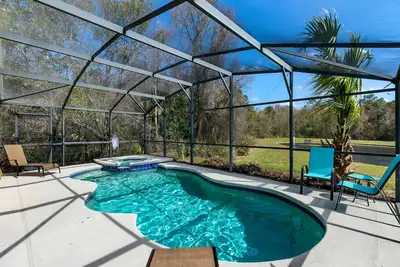 Image de 5 bed Villa with private pool, spa, games room and pond view! Disney nearby.