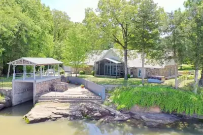 Image de Spacious lakeside home on Lake Dardanelle. Incredible sunsets!
