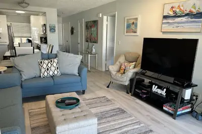 Image de Just Pack Your Swimsuits! 12 min to Beach! Pool &hot tub! Beautiful, Updated Condo