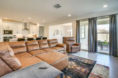 Image de 5 Mi to Westgate: Newly Built Glendale Home