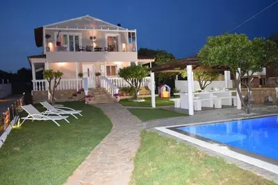 Lovely 3 bedroom villa with private pool, Bbq few minutes away from the  beach.