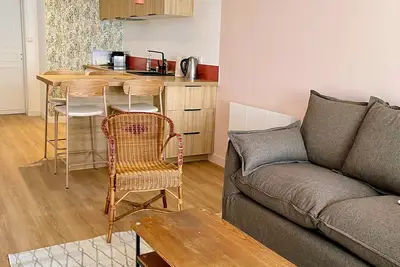 Logement de charme plein centre à 3 min à pied de la plage avec terrasse