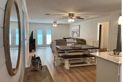 Image de 7 Bedroom 2 Floor Canal Home Steps from the Beach!
