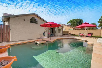 Image de 3 Mi to Dtwn: Home w/ Heated Pool in Gilbert