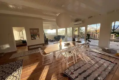 Image de Omg Modern Country House wrap around deck beautiful sunrise walk to zoom flume.