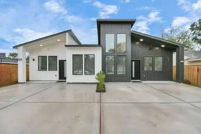 Image de 2 Homes•Sleeps 18•Near Downtown•Foosball•SmartTvs