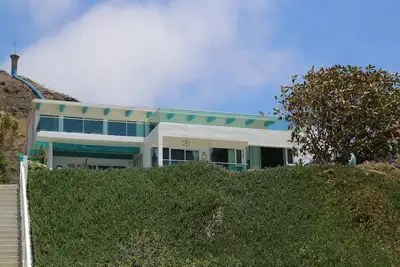 Image de Two bedroom, two bath beach house on wide sandy beach.