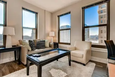 Image de Steps from Whole Foods 2 Br | Business Center