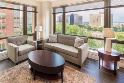Image de Pentagon City 2 Br | Steps from Whole Foods