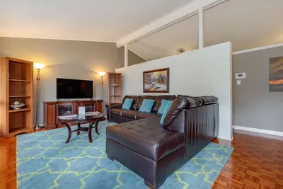 Image de Mid-Century Triad Gem: 3 Beds, 2 Baths