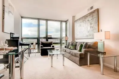 Image de 10 min drive to Capitol 2 Br | Business Center