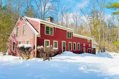 Image de Sprawling Riverbend Farmhouse Close to Mountains with Hot Tub