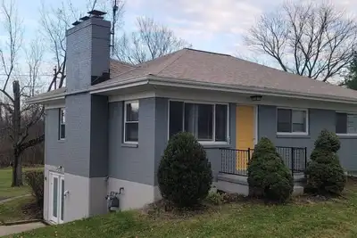 Image de 2 Homes for large group \/ Hot Tub & Close to all
