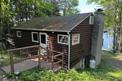 Image de 3 Bedroom Lakefront cabin with large dock - great in Winter or Summer!
