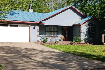 Image de Hummingbird House \nBeautiful 4 bedroom 2 bath home in the heart of Grove Ok.