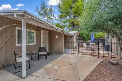Image de Cozy 2br Oasis | Walk to 4th Ave & Dining