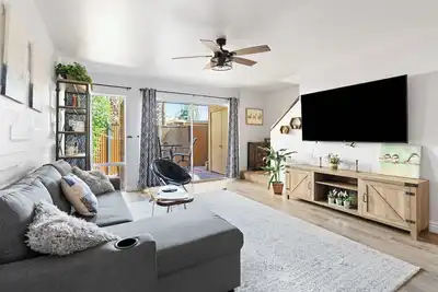 Image de Stylish 2br Condo | Pool, Hot Tub, Near UofA