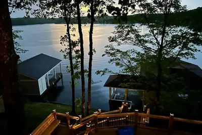 Image de 180 degree water views await in this 4 bedroom/3 full bath Hyco Lake Cottage!