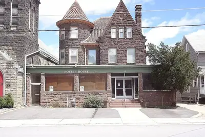 Image de Timeless Elegance: 1 Br Haven in Historic Home