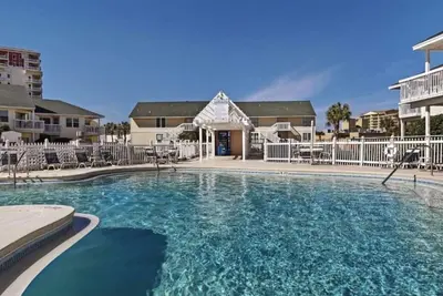 Image de Paradise By The Pool, pet friendly, beach chairs and umbrella services.