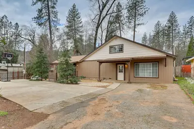 Image de Charming Lakehead Cabin: Walk to Shasta Lake!