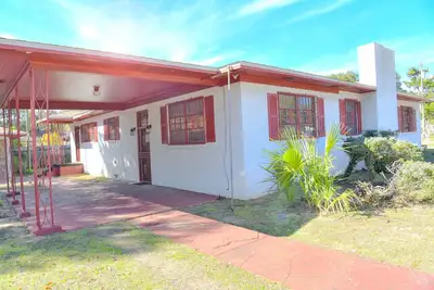 Image de Captivating Cabin Close to Downtown! Just minutes to downtown and the beach!