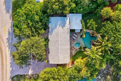 Image de Welcome to your tropical oasis steps from the beach!