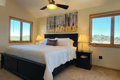 Image de Main floor master, gourmet kitchen, and Hot tub with amazing mountain views