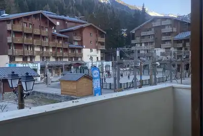 Image de In the heart of Valfrejus! Steps away from the Gondola, private ski locker.